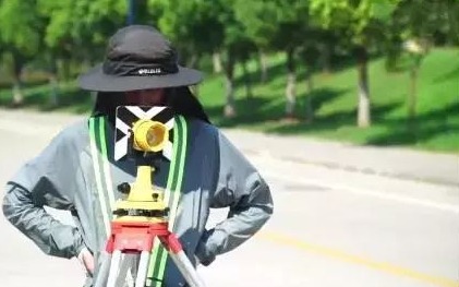 【新闻下午茶】华山栈道一男子突然解开安全绳