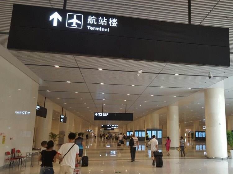 17日,福州长乐国际机场第二轮扩能航站楼工程国内出发候机厅区域竣工