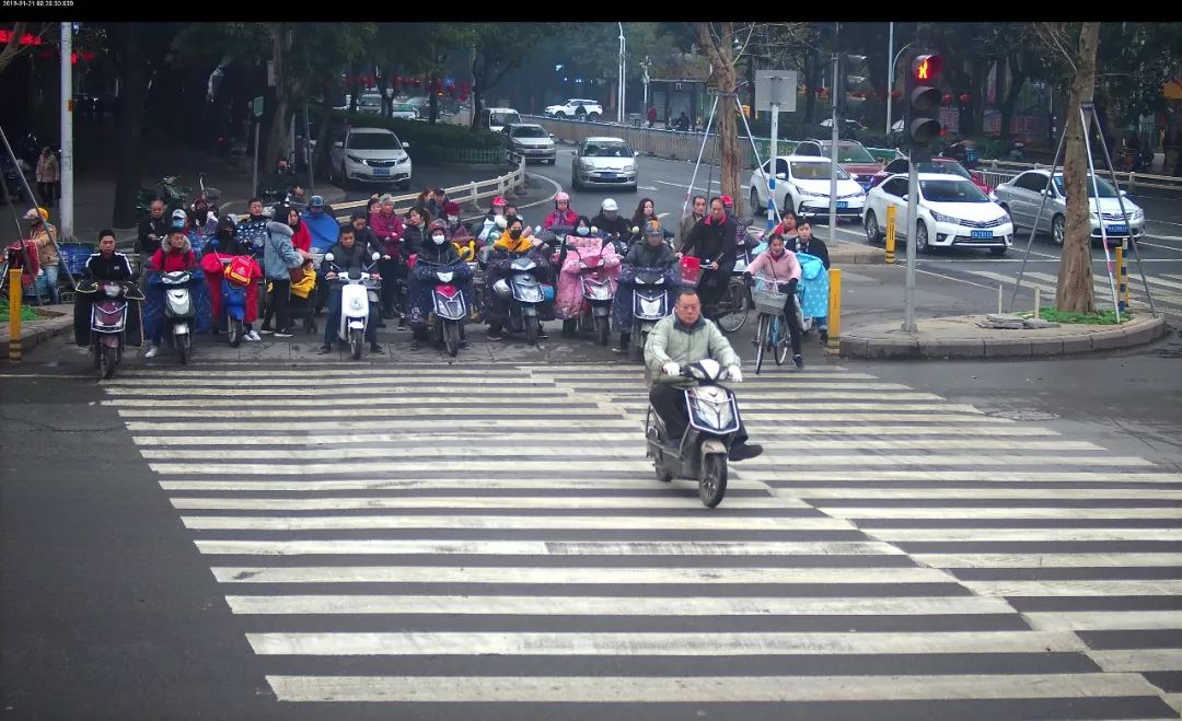 28个路口抓拍!福州又一批行人、电动车闯红灯,高清曝光!