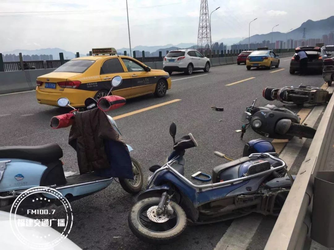 突发!福州浦上大桥机动车道上数辆电动车被撞