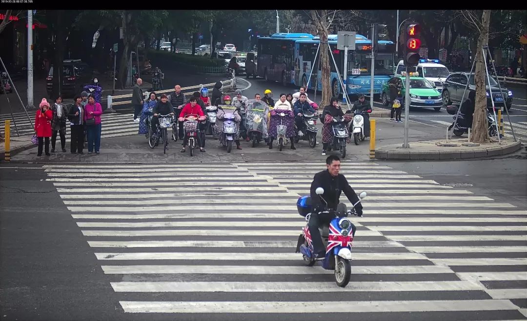 让人反感的交通陋习——非机动车,行人闯红灯大曝光