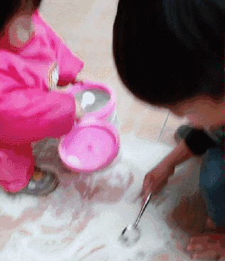 现身说法 网络上曾经有个段子 在父母之间广泛流传 孩子是妈妈化妆品