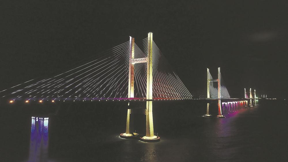 平潭海峡公铁两用大桥璀璨灯光点亮海峡夜空