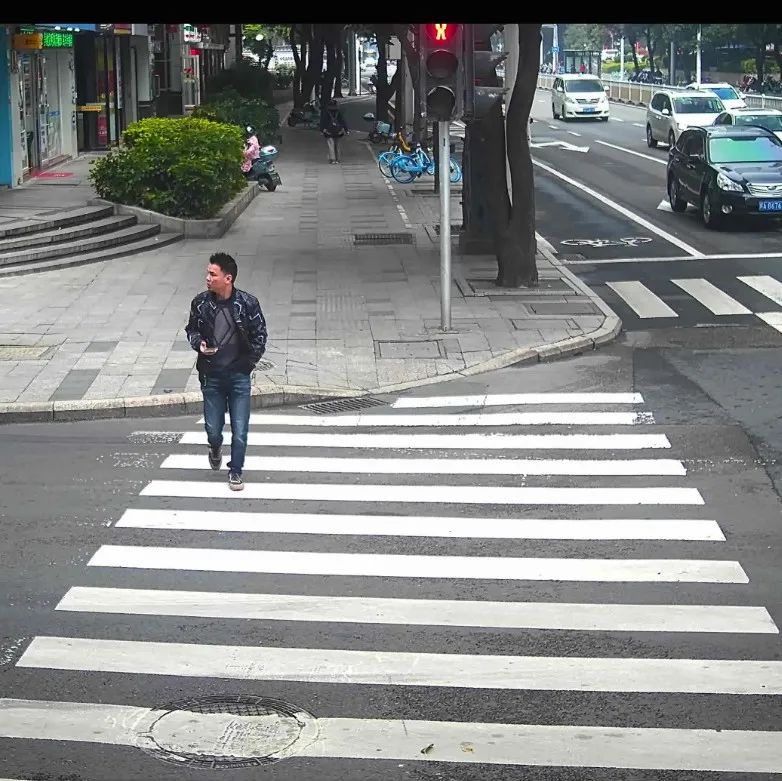 闯红灯的后果 轻则受伤,重则失去生命 还可能要担负事故责任!