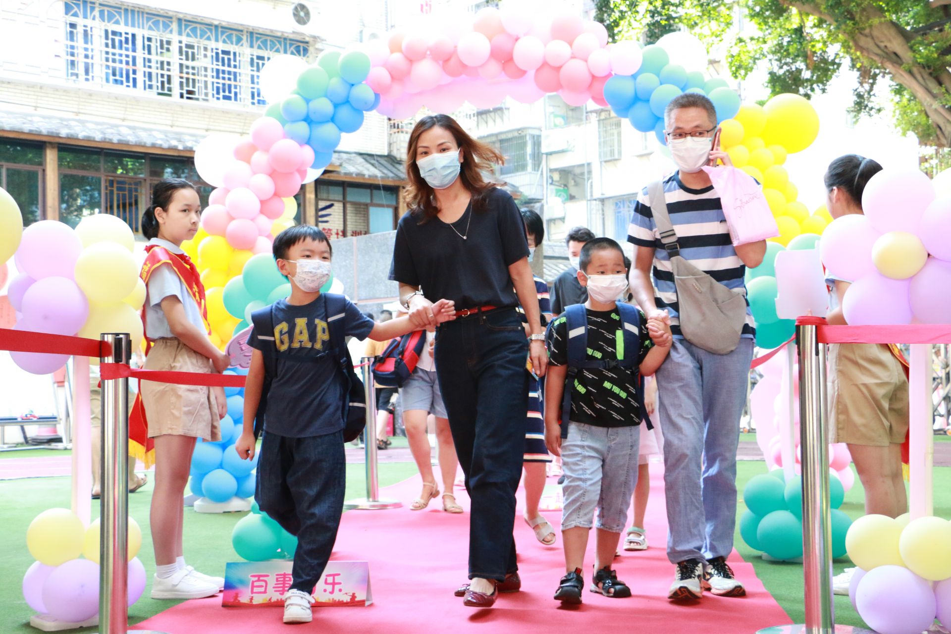 打卡新學期萌新駕到啦西峰小學迎接一年級新生紀實