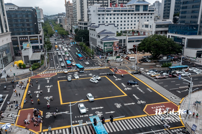 福州东街口新版斑马线亮相像大型飞行棋